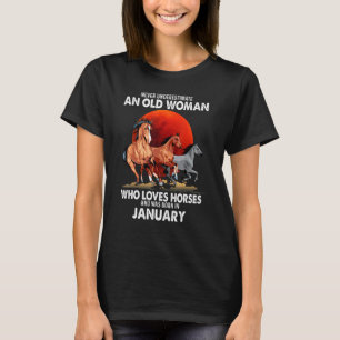 Unterschätze niemals eine alte Frau, die Pferde li T-Shirt