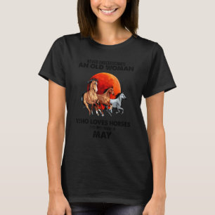 Unterschätze niemals eine alte Frau, die Pferde li T-Shirt
