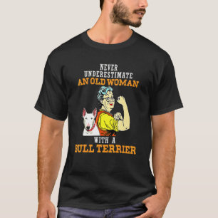 Unterschätze niemals eine alte Frau mit einem Bull T-Shirt