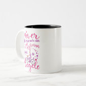 Unterschätze niemals eine alte Frau mit einem Fahr Zweifarbige Tasse (Vorderseite Links)