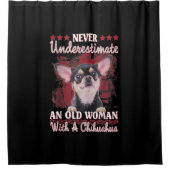 Unterschätze niemals eine alte Frau mit einer Chih Duschvorhang (Vorderseite)