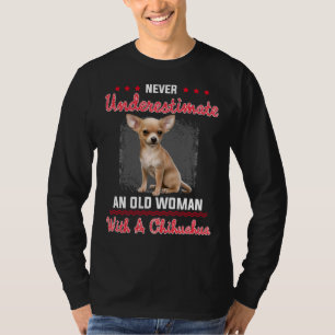 Unterschätze niemals eine alte Frau mit einer Chih T-Shirt