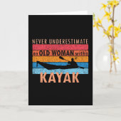 Unterschätze niemals eine alte Frau mit Kajak Karte (Gelbe Blume)