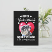 Unterschätze niemals eine alte Frau mit Schnauzer Einladung (Stehend Vorderseite)