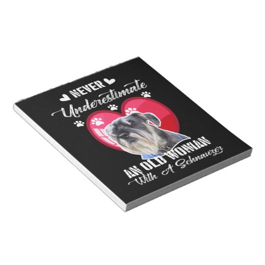 Unterschätze niemals eine alte Frau mit Schnauzer Notizblock (angewinkelt)