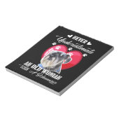 Unterschätze niemals eine alte Frau mit Schnauzer Notizblock (Rotiert)