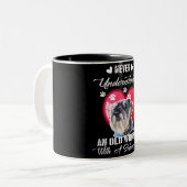 Unterschätze niemals eine alte Frau mit Schnauzer Zweifarbige Tasse (Vorderseite Links)