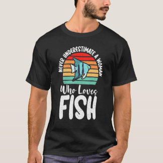 Unterschätze niemals eine Frau, die Fischbesitzer T-Shirt