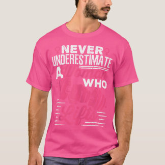 Unterschätze niemals eine Frau, die Frauen-Gewicht T-Shirt