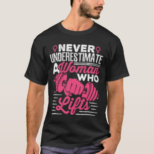 Unterschätze niemals eine Frau, die Frauen Gewicht T-Shirt