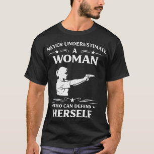 Unterschätze niemals eine Frau, die sich verteidig T-Shirt