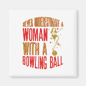 Unterschätze niemals eine Frau mit einem Bowlingba Magnet (Vorne)