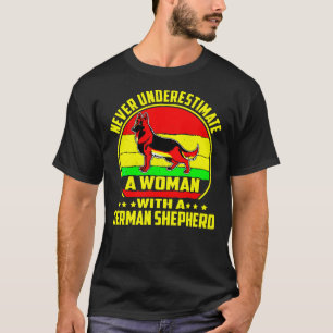 Unterschätze niemals eine Frau mit einem deutschen T-Shirt