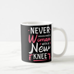 Unterschätze niemals eine Frau mit neuem Kniegelen Kaffeetasse