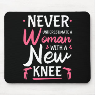 Unterschätze niemals eine Frau mit neuem Kniegelen Mousepad