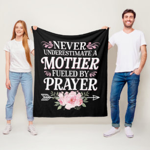 Unterschätze niemals eine Mutter, die vom Gebet an Fleecedecke