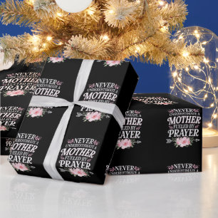 Unterschätze niemals eine Mutter, die vom Gebet an Geschenkpapier