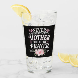 Unterschätze niemals eine Mutter, die vom Gebet an Glas