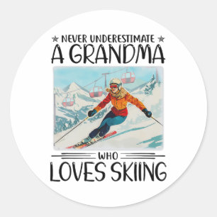 Unterschätze niemals eine Oma, die Skifahren liebt Runder Aufkleber