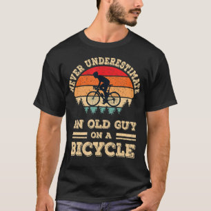 Unterschätze niemals einen alten Mann auf einem Fa T-Shirt