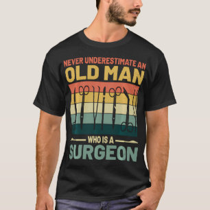 Unterschätze niemals einen alten Mann, der Chirurg T-Shirt