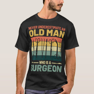 Unterschätze niemals einen alten Mann, der Chirurg T-Shirt