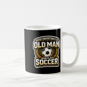 Unterschätze niemals einen alten Mann, der Fußball Kaffeetasse