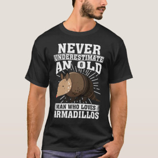 Unterschätze niemals einen alten Mann, der Gürtelt T-Shirt