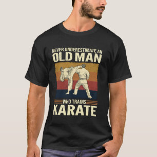 Unterschätze niemals einen alten Mann, der Karate  T-Shirt