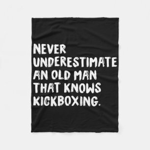 Unterschätze niemals einen alten Mann, der Kickbox Fleecedecke