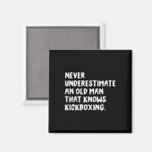 Unterschätze niemals einen alten Mann, der Kickbox Magnet (Vorderseite/Rückseite)