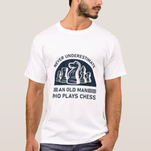 Unterschätze niemals einen alten Mann, der Schach T-Shirt