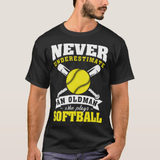 Unterschätze niemals einen alten Mann, der Softbal T-Shirt