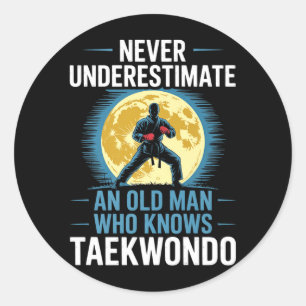 Unterschätze niemals einen alten Mann, der Taekwon Runder Aufkleber