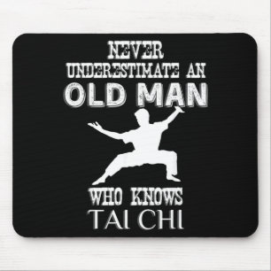 Unterschätze niemals einen alten Mann, der Tai Chi Mousepad