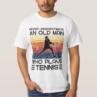 Unterschätze niemals einen alten Mann, der Tennis  T-Shirt