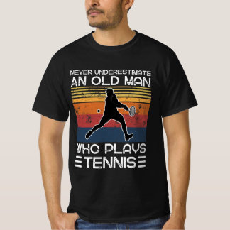 Unterschätze niemals einen alten Mann, der Tennis  T-Shirt