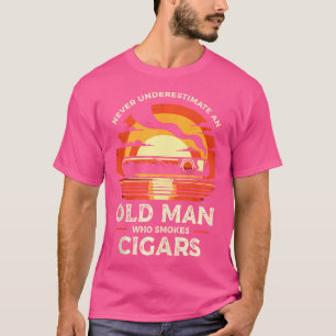 Unterschätze niemals einen alten Mann, der Zigarre T-Shirt