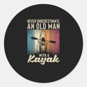 Unterschätze niemals einen alten Mann im Kayak Runder Aufkleber