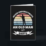 Unterschätze niemals einen alten Mann in Darts Karte<br><div class="desc">Ideal für alle Liebhaber von Darts. Für alle Liebhaber von Liebe,  Dart throwing und Sport. Funny Retro 180 Liebhaber Design-Dartboard. Geburtstag,  Erntedank,  Weihnachten oder Weihnachtsgeschenk für Damen und Herren.</div>