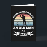 Unterschätze niemals einen alten Mann in Darts Karte<br><div class="desc">Ideal für alle Liebhaber von Darts. Für alle Liebhaber von Liebe,  Dart throwing und Sport. Funny Retro 180 Liebhaber Design-Dartboard. Geburtstag,  Erntedank,  Weihnachten oder Weihnachtsgeschenk für Damen und Herren.</div>