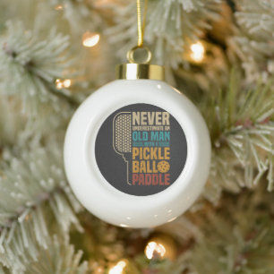 Unterschätze niemals einen alten Mann mit einem Pi Keramik Kugel-Ornament