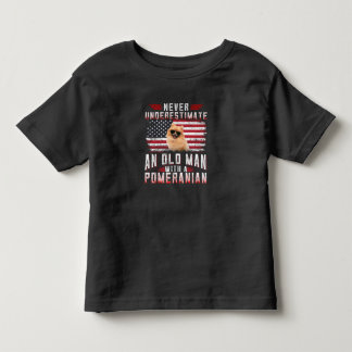 Unterschätze niemals einen alten Mann mit einem Po Kleinkind T-shirt