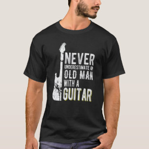 Unterschätze niemals einen alten Mann mit einer Gi T-Shirt