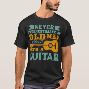 Unterschätze niemals einen alten Mann mit einer Gi T-Shirt