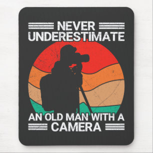 Unterschätze niemals einen alten Mann mit einer Ka Mousepad