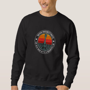 Unterschätze niemals einen alten Mann mit einer Ma Sweatshirt