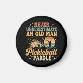 Unterschätze niemals einen alten Mann mit Pickleba Magnet (Vorne)