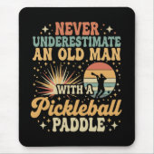 Unterschätze niemals einen alten Mann mit Pickleba Mousepad (Vorne)