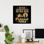 Unterschätze niemals einen alten Mann mit Pickleba Poster (Heimbüro)